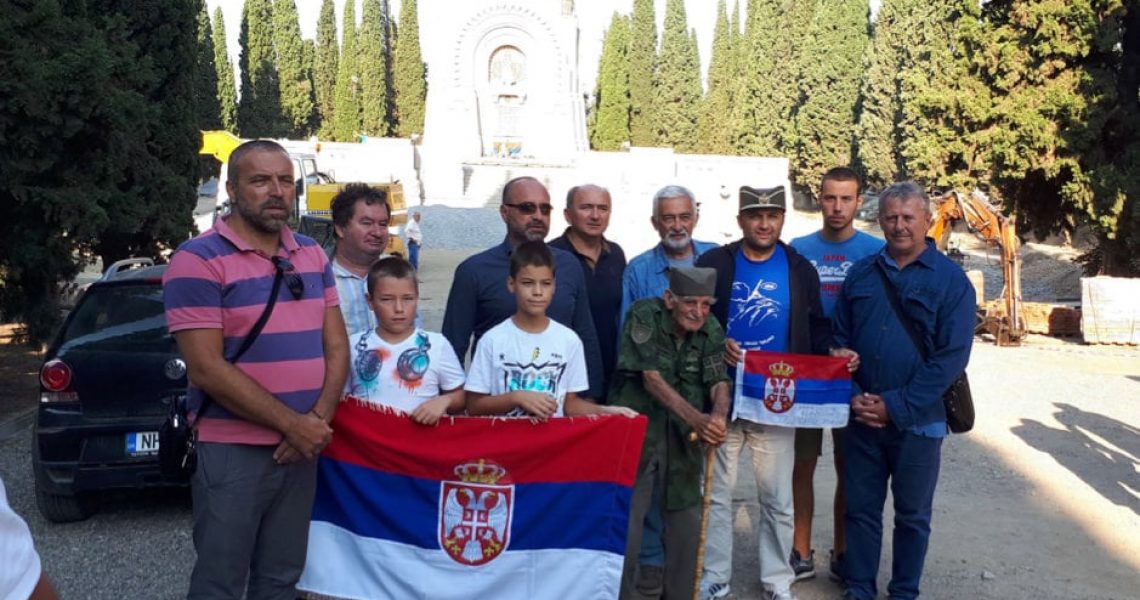 Светосавци са деда Ђорђем Михајловићем испред капеле на Српском војничком гробљу у Солуну